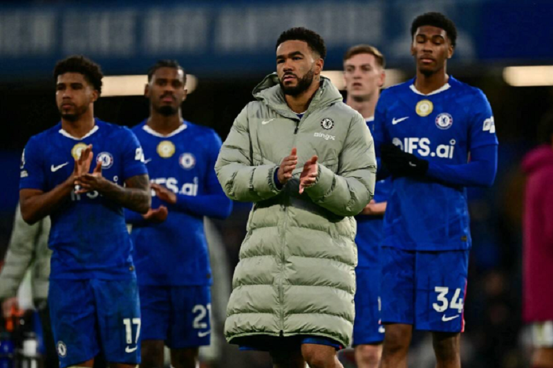 chelsea-tao-vong-tron-truoc-gio-bong-lan-bi-mat-nam-o-tinh-than-tap-the